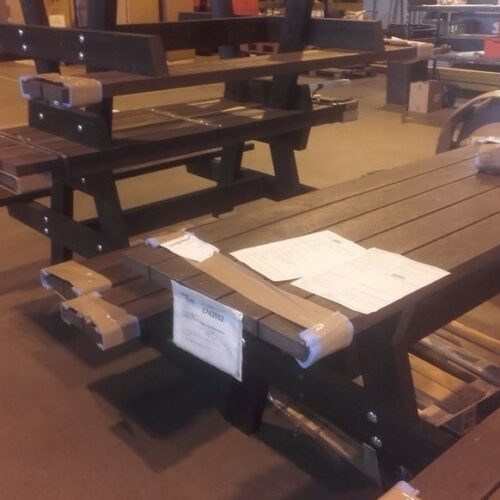 Kunststof picknickset Oslo Campus 11 Een kijkje in de fabriek. Vier van onze picknicktafels Oslo gereed voor transport.